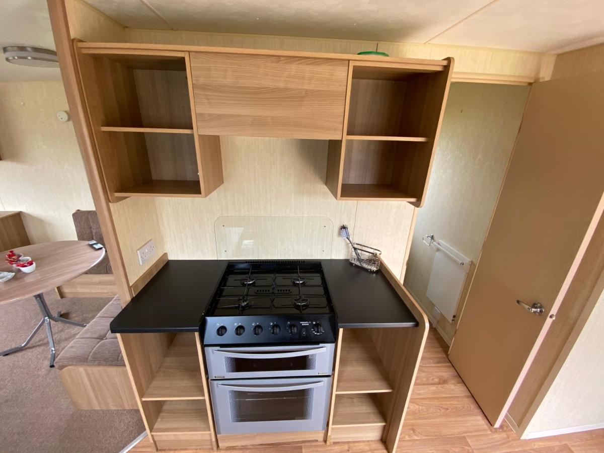 3 Bed 8 Berth Caravan In California Cliffs - M1 Грейт-Ярмут Экстерьер фото