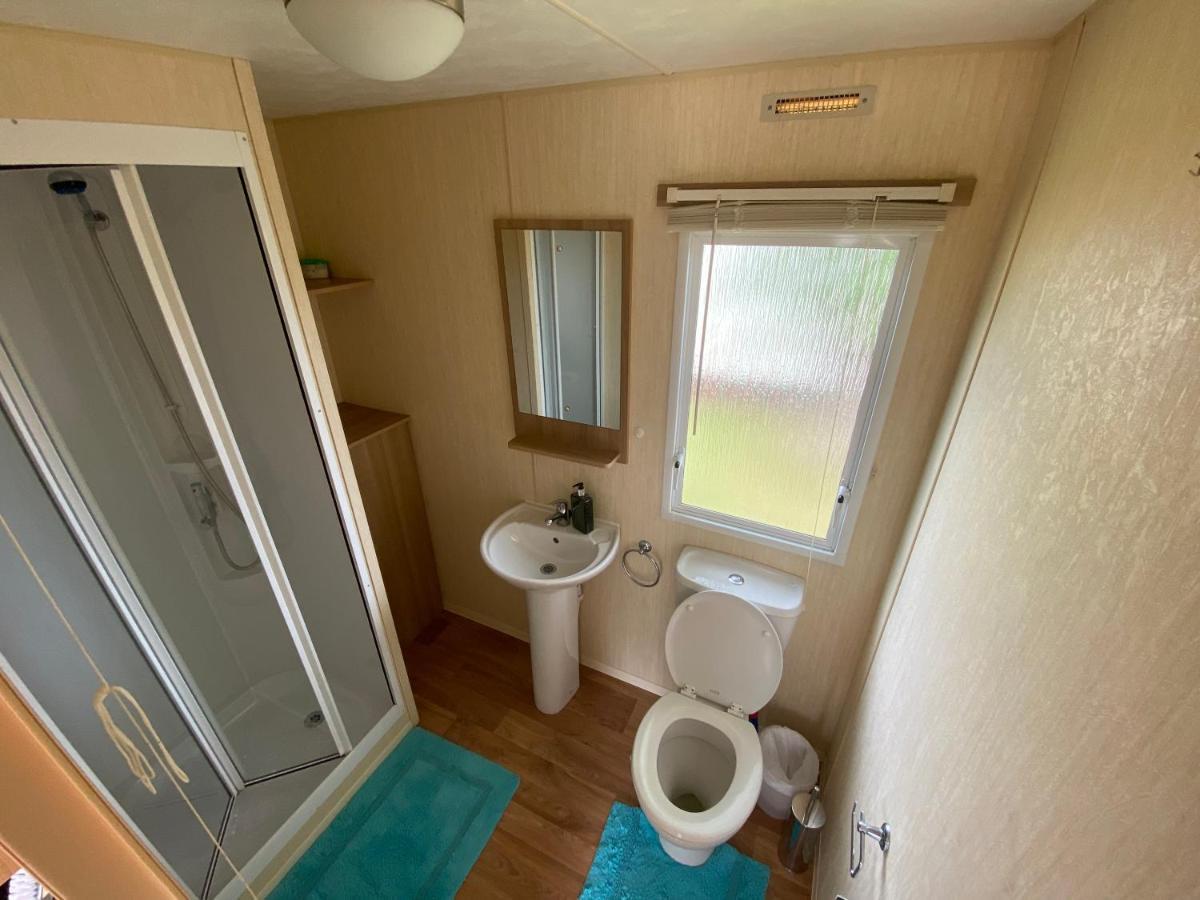 3 Bed 8 Berth Caravan In California Cliffs - M1 Грейт-Ярмут Экстерьер фото
