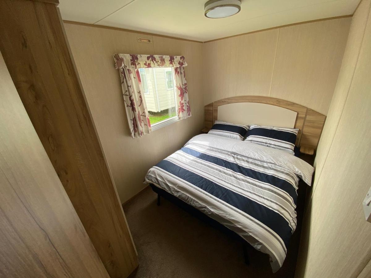 3 Bed 8 Berth Caravan In California Cliffs - M1 Грейт-Ярмут Экстерьер фото