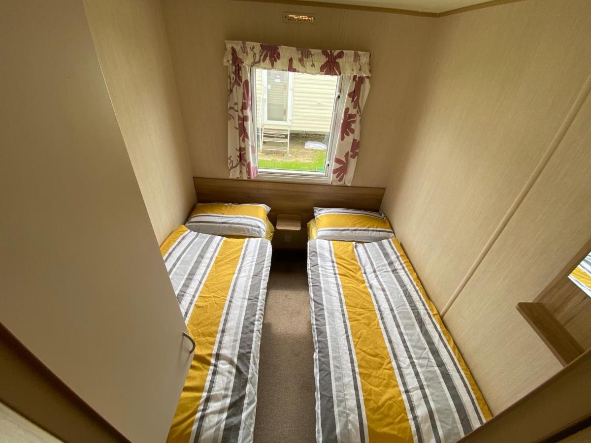 3 Bed 8 Berth Caravan In California Cliffs - M1 Грейт-Ярмут Экстерьер фото