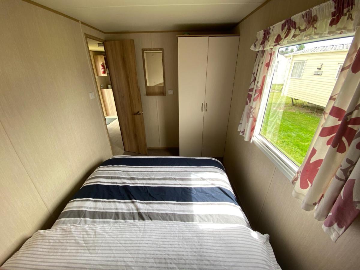 3 Bed 8 Berth Caravan In California Cliffs - M1 Грейт-Ярмут Экстерьер фото